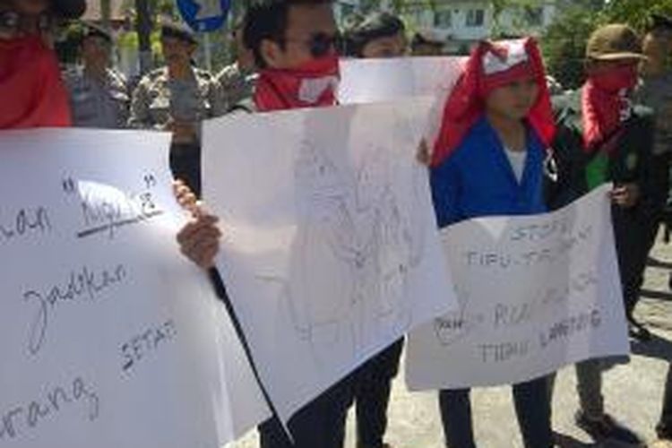 Puluhan mahasiswa dari GMNI Kabupaten Malang, Jawa Timur, saat gelar aksi di depan gedung DPRD setempat. Mereka menolak RUU Pilkada. Kamis (11/9/2014).
