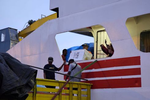 12 Jam Perjalanan Laut demi Distribusikan Logistik Pemilu ke Pulau Terluar di Sumenep