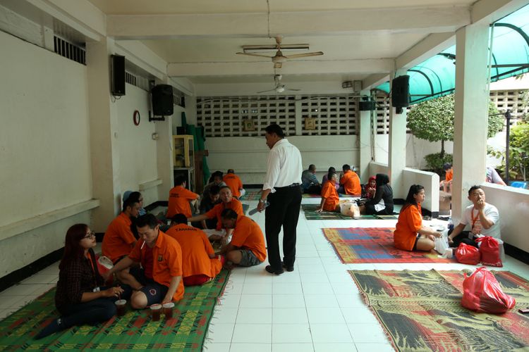Suasana waktu besuk di ruang tahanan rutan Markas Kepolisian Daerah Metro Jaya, Jakarta, Rabu (14/2/2018). Kondisi rutan terbesar di Indonesia ini memiliki fasilitas yang cukup nyaman bagi para tahanan.
