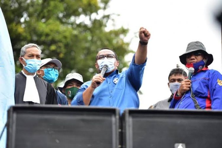 Presiden KSPSI Andi Gani Nena Wea memimpin aksi menolak kenaikan BBM di Patung Kuda Arjuna Wiwaha, Jakarta, Selasa (13/9/2022).
