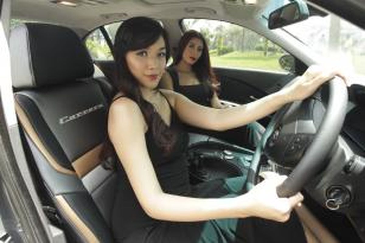 Model berpose di dalam mobil yang menggunakan pelapis jok seri premium dari MBTech di The Terrace Golf Senayan, Kamis (20/2/2014).