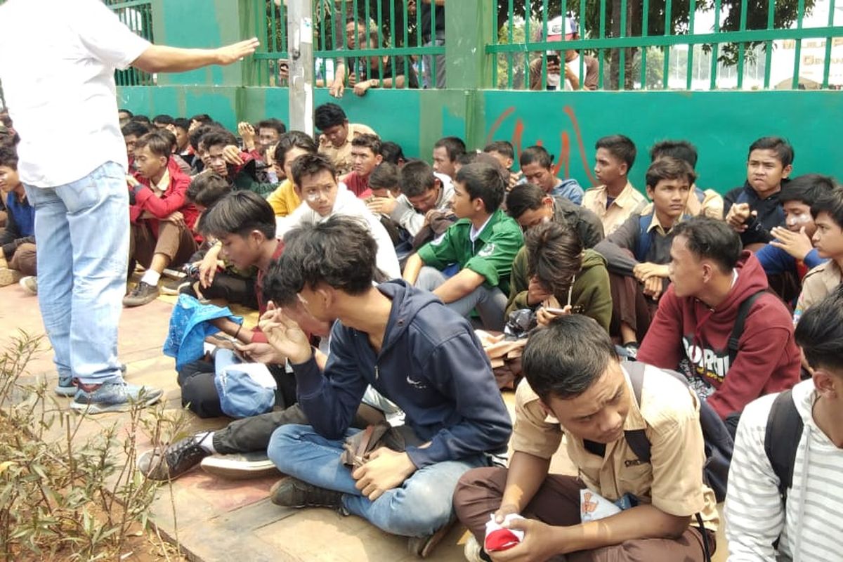 Ratusan pelajar dijemur di trotoar oleh polisi. Mereka datang untuk demo di depan Gedung DPR, Rabu (25/9/2019).