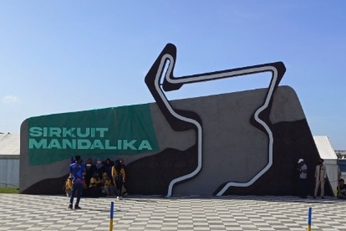 Salah satu spot di dekat pintu masuk Sirkuit Mandalika di mana para pengunjung bisa berfoto-foto.