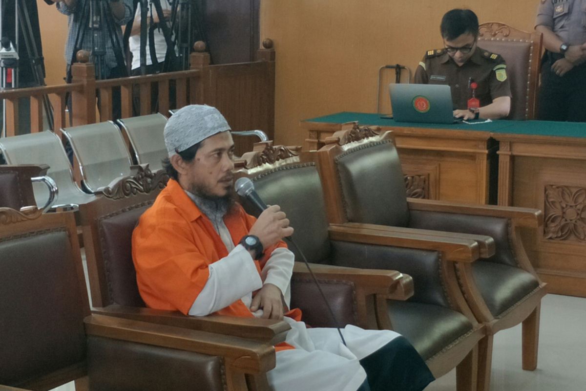 Terpidana kasus pelemparan bom molotov ke Gereja Oikumene, Samarinda, Kalimantan Timur, Joko Sugito, saat bersaksi dalam persidangan kasus ledakan bom di Jalan MH Thamrin dengan terdakwa Aman Abdurrahman di Pengadilan Negeri Jakarta Selatan, Selasa (27/3/2018).