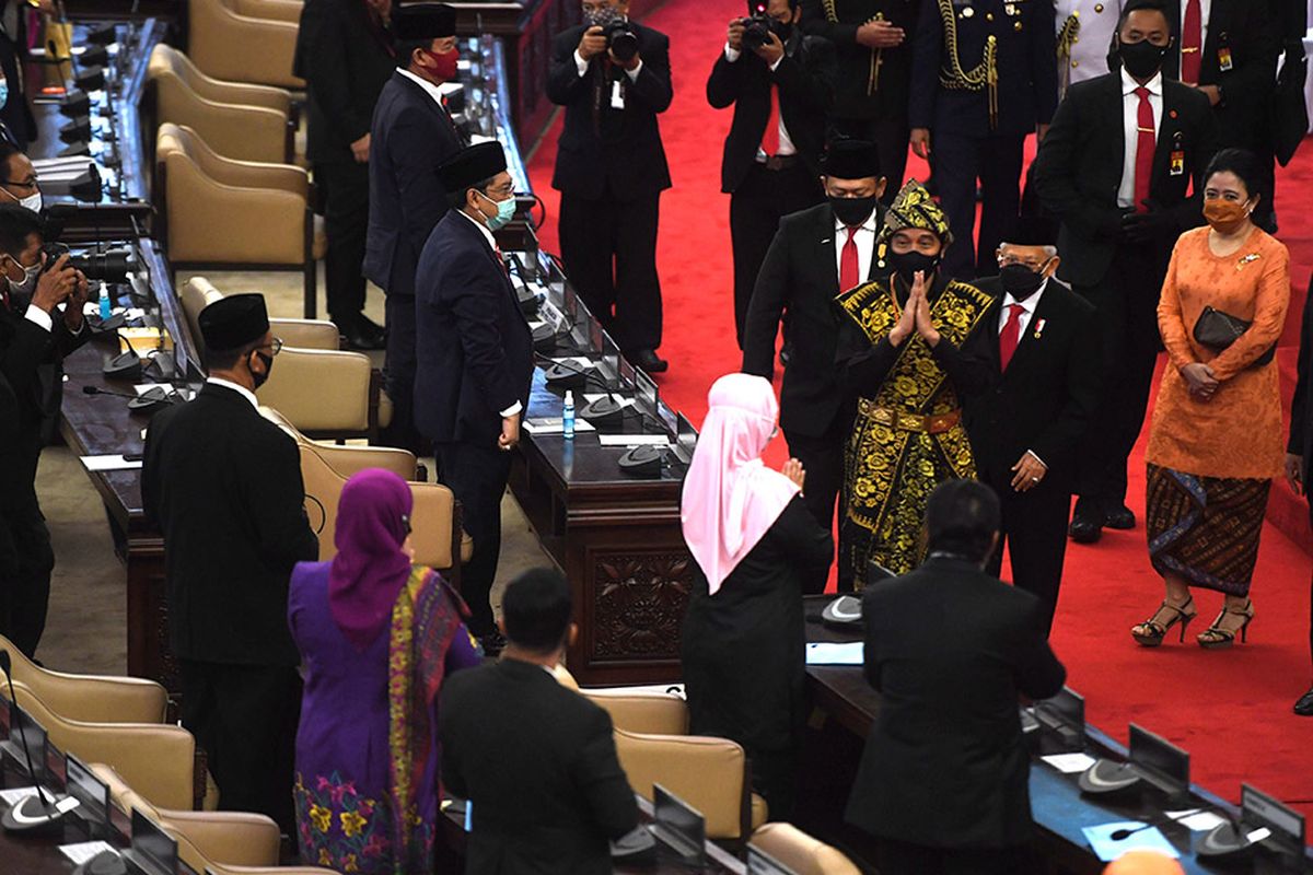 Presiden Joko Widodo didampingi Wakil Presiden Maruf Amin, Ketua MPR Bambang Soesatyo dan Ketua DPR Puan Maharani meninggalkan ruang sidang paripurna seusai menghadiri sidang tahunan MPR dan Sidang Bersama DPR-DPD di Komplek Parlemen, Senayan, Jakarta, Jumat (14/8/2020). Kepala Negara memilih menggunakan pakaian adat Sabu, Nusa Tenggara Timur, pada sidang tahunan yang digelar di tengah pandemi Covid-19 kali ini.