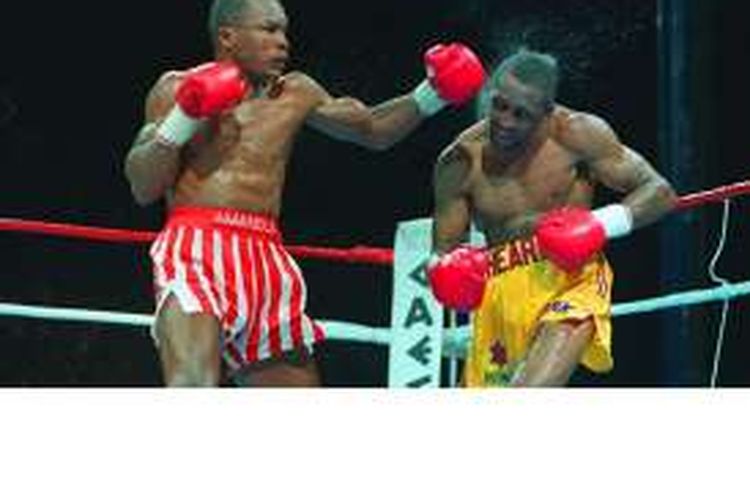Duel edisi kedua antara Sugar Ray Leonard (kiri), dengan petinju Amerika Serikat, Thomas Hearns, di United States Caesars Palace, Las Vegas, Nevada, pada 12 Juni 1989. Duel selama 12 ronde ini dinyatakan berakhir imbang.