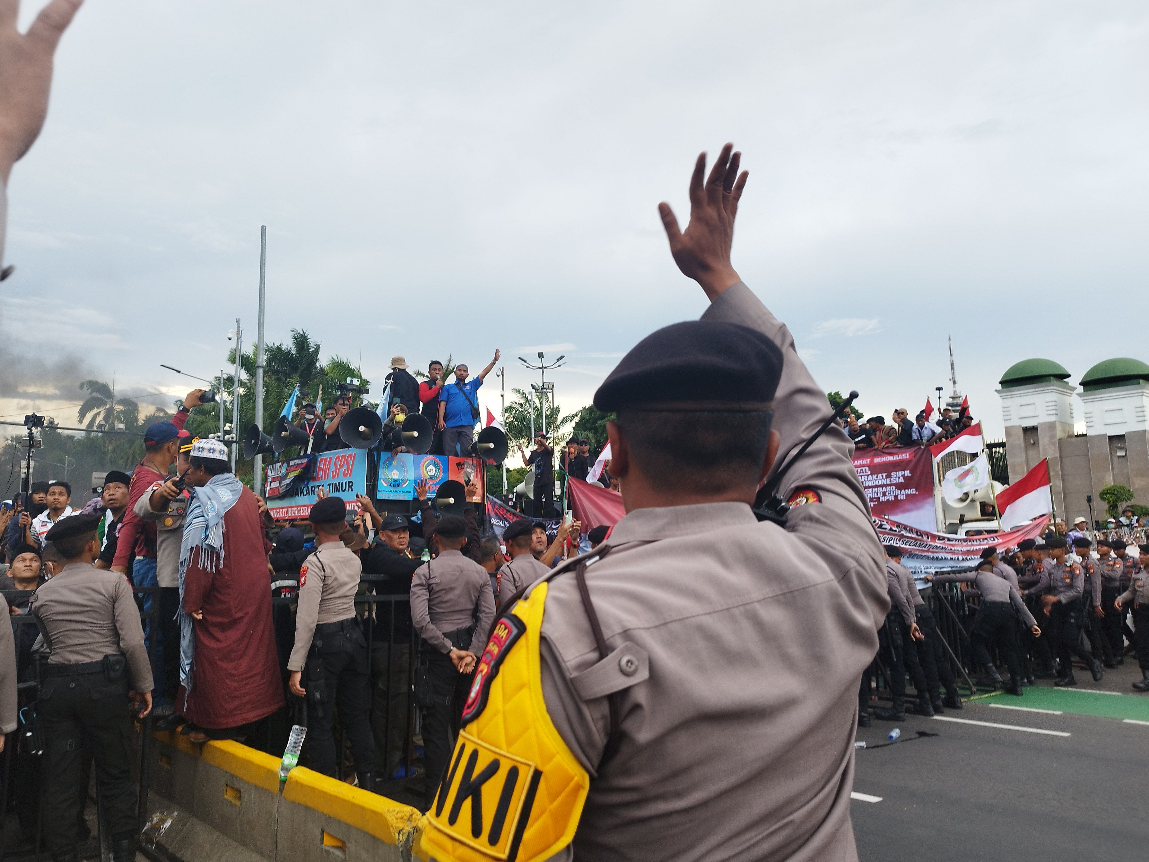 Massa Pro dan Kontra Pemakzulan Jokowi Saling Lempar Botol di Depan DPR