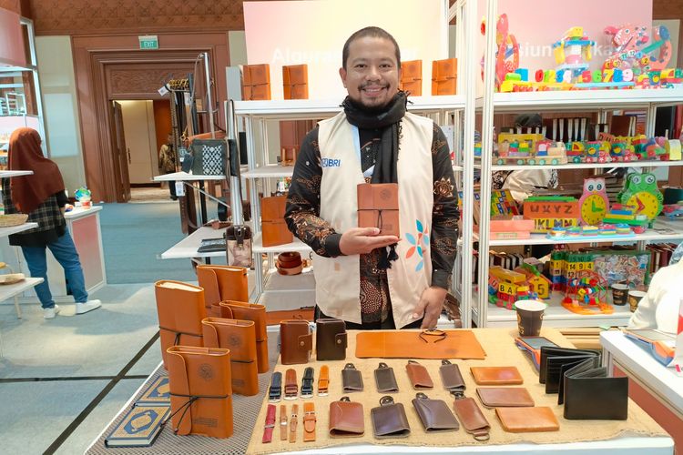 Noki Prasixner, Founder Al-Qur'an Leather saat pameran Brilianpreneur 2023 di JCC pada Kamis (7/12/2023)