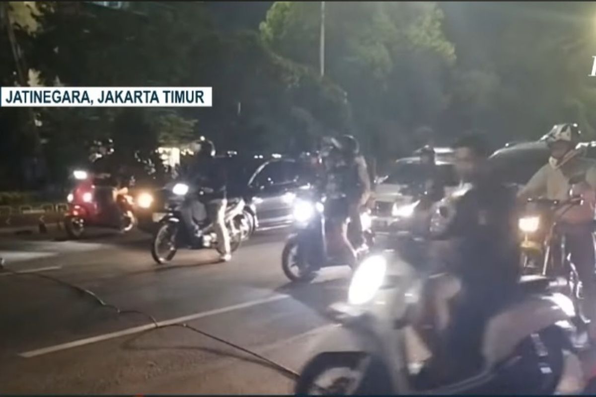 Pengemudi ojol terjatuh dari motor gara-gara lehernya nyaris terjerat kabel putus