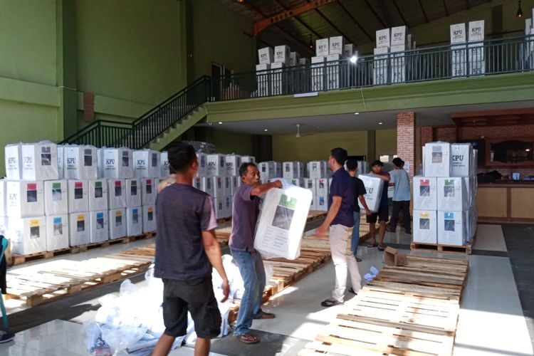 Petugas mengangkat logistik Pemilu 2024 yang akan didistribusikan ke kelurahanme