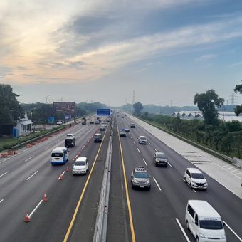 Arus lalu lintas di Km 57 ruas jalan tol Jakarta - Cikampek, Kamis (25/3/2026) pukul 06.00 WIB.