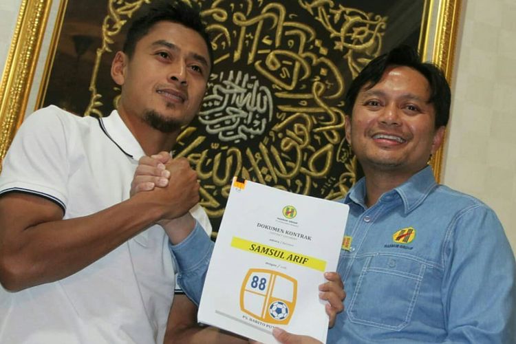 Samsul Arif (kiri) bersama manajer Barito Putera Hasnuryadi Sulaiman, usai penandatanganan kontrak.