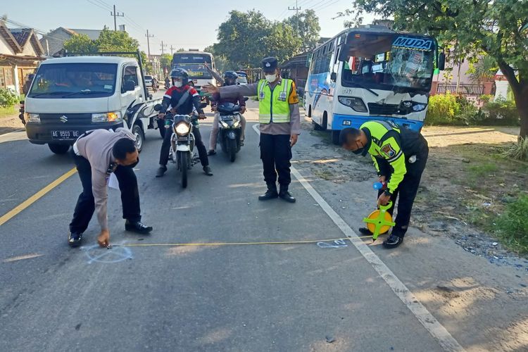 TEMPAT KEJADIAN—Tim Satuan Lalu Lintas Polres Madiun sementara melakukan olah tempat kejadian pada sebuah kecelakaan karombol yang terjadi di ruas jalan di Jalan Surabaya-Ponorogo KM 180-181 tepatnya di Desa Slambur, Kecamatan Geger, Kabupaten Madiun, Senin (4/4/2022) pagi.