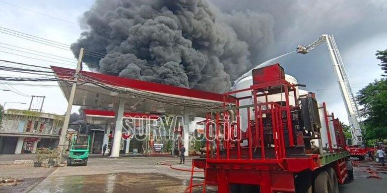 Asap hitam tebal yang membumbung akibat kebakaran pabrik palet plastik yang letaknya berdempetan dengan SPBU Margomulyo Kota Surabaya, Rabu (31/3/2021). 