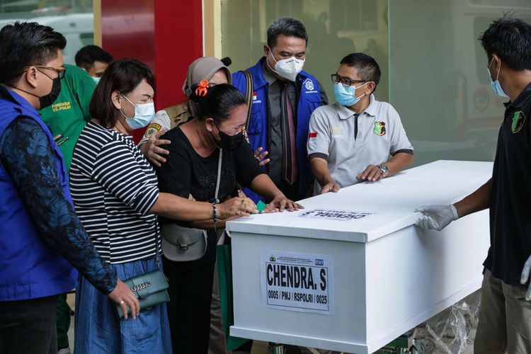 Isak tangis keluarga Chandra Susanto, korban tewas kebakaran Lapas Kelas I Tangerang saat diserahkan pada keluarga di RS Polri, Kramat Jati, Jakarta Timur, Rabu (15/9/2021). Delapan jenazah korban tewas dalam kebakaran diserahkan kepada pihak keluarga.