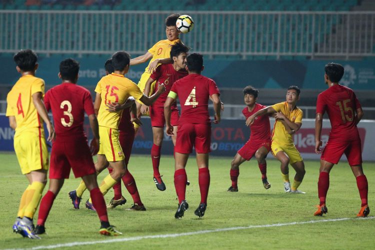Pemain Timnas U-19 China berebut bola dengan pemain Timnas Indonesia saat laga PSSI 88 th U-19 International Tournament di Stadion Pakansari, Cibinong, Bogor, Selasa (25/9/2018). China kalahkan Indonesia denken skor 3-0.