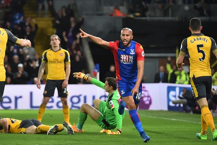 Gelandang Crystal Palace, Andros Townsend (kedua dari kanan) tampak bersuka cita seusai membobol gawang Arsenal di Selhurst Park pada 10 April 2017. 