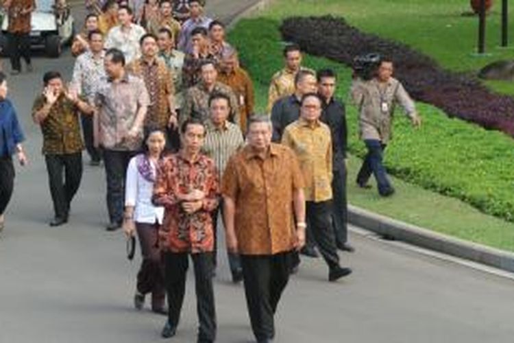 Presiden Susilo Bambang Yudhoyono mengajak presiden terpilih Joko Widodo berkeliling istana, Minggu (19/10/2014). Dari semua lokasi di istana, Jokowi memperlihatkan ketertarikan saat menyambangi taman di antara Istana Merdeka dan Istana Negara.