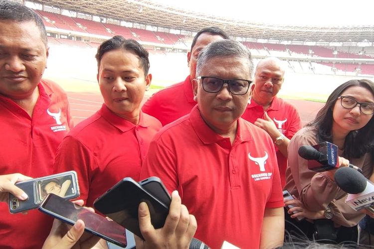 Sekretaris Jenderal PDI-P Hasto Kristiyanto memberikan keterangan pers di Stadion Utama Gelora Bung Karno, Jakarta, Kamis (2/11/2023).