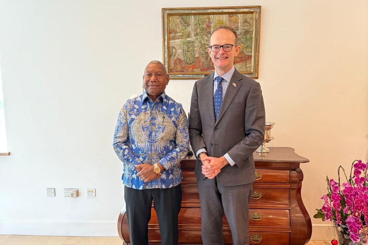 Gubernur Papua Barat Dominggus Mandacan bersama Duta Besar (Dubes) Inggris untuk Indonesia Dominic Jermey di kediaman Dubes Inggris, Jakarta Selatan, Selasa (3/2/2026).