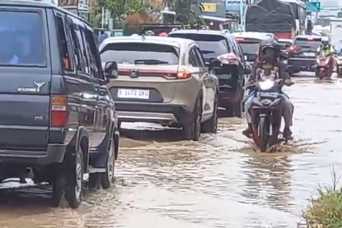 Banjir yang melanda Kecamatan Ketanggungan, Kabupaten Brebes, Jawa Tengah hingga Kamis (26/3/2026) semakin meluas dan berdampak pada arus lalu lintas. Banjir tercatat melanda beberapa wilayah termasuk Brebes, Maluku, serta Pasuruan. Karhutla juga terjadi di sejumlah daerah di Riau. 