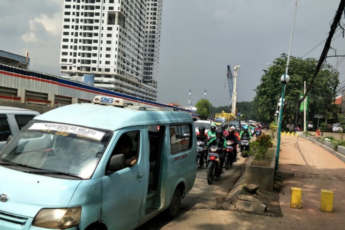 Jalan rusak dan tidak rata di Jalan KH. Noer Ali, Kota Bekasi arah Bekasi kerap membuat arus lalu lintas di jalan tersebut tersendat dan menimbulkan antrean panjang, Jumat (22/2/2019).