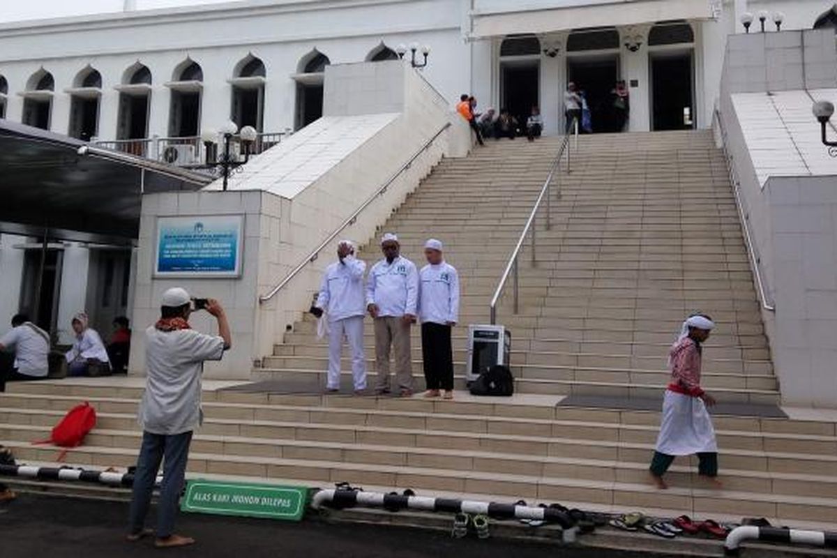 Massa Front Pembela Islam (FPI) saat di Masjid Al Azhar, Kebayoran Baru, Jakarta Selatan, Rabu (1/2/2017).