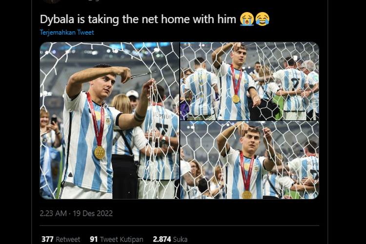 Paulo Dybala tertangkap kamera sedang menggunting jaring gawang usai kemenangan timnya di Piala Dunia 2022.