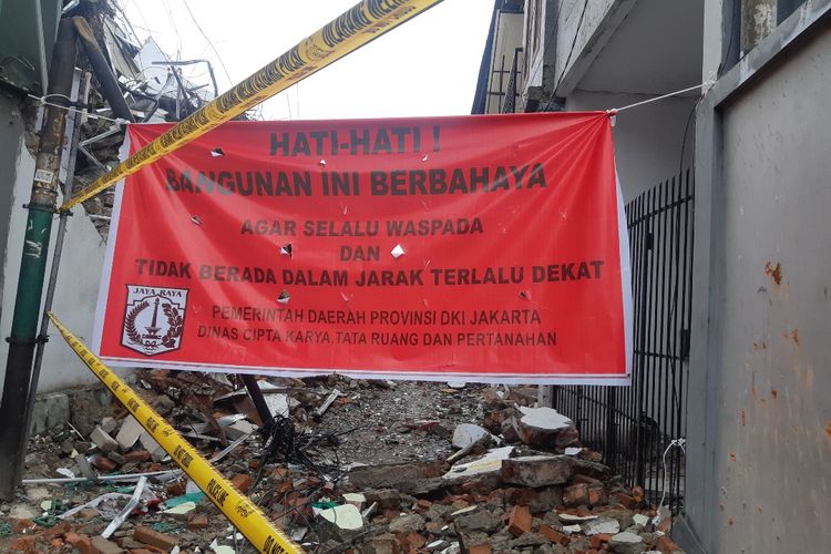 Lokasi belakang bangunan yang ambruk di Slipi, Jakarta Barat