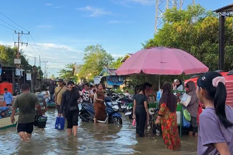 Sisi Lain Banjir Kutai Barat: Jalan Kampung Tering Seberang Jadi Wahana 