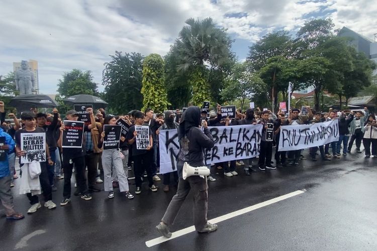 Massa aksi di depan Gedung Negara Grahadi, Surabaya, Kamis (20/3/2025).