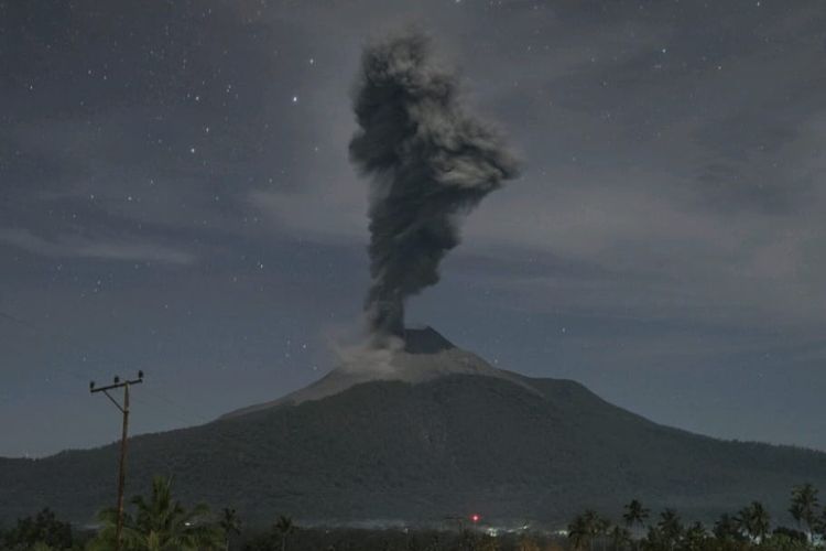 Gunung Lewotobi Laki-laki meletus Jumat (14/6/2024) malam