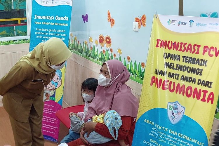 Kepala Dinas Kesehatan Provinsi DKI Jakarta dr. Widyastuti meninjau hari pertama program imunisasi PCV gratis di Puskesmas Kembangan, Jakarta Barat, Senin (12/9/2022).