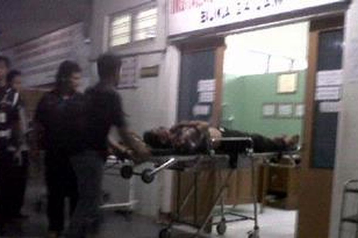 Seorang korban kecelakaan KA Argo Bromo Anggrek yang menabrak KA Senja Utaram, saat dievakuasi ke RS Santa Maria, Pemalang, Sabtu (2/1010) sebagaimana difoto oleh penumpang Ivone Fernandez. 