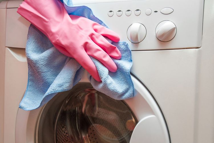 Ilustrasi membersihkan mesin cuci. 