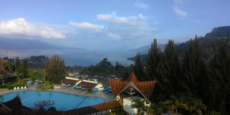 Pemandangan Danau Toba dari Hotel Niagara, Toba, Sumatera Utara, Sabtu (8/1/2016)