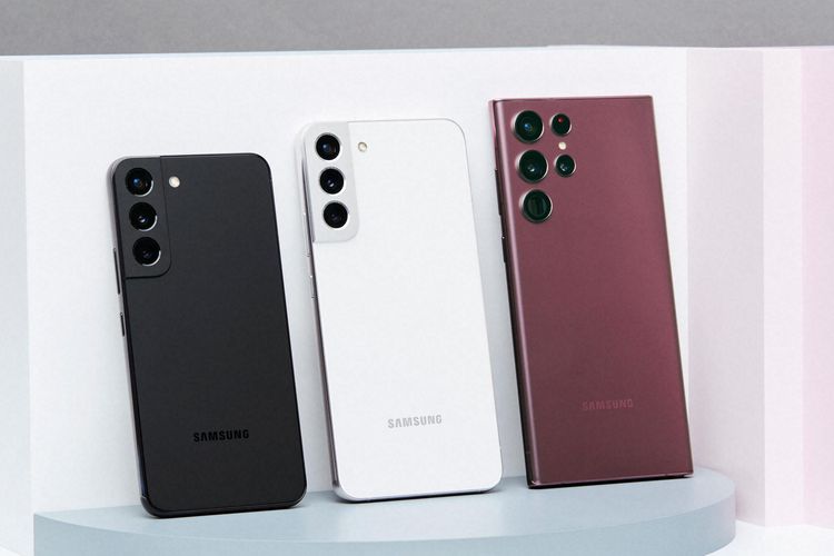 Trio Samsung Galaxy S22 series, yaitu Galaxy S22 reguler (kiri), Galaxy S22 Plus (tengah), dan Galaxy S22 Ultra (kanan).