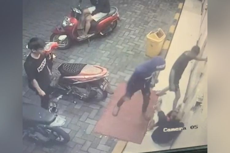 Potongan rekaman CCTV yang memperlihatkan seorang jukir liar dikroyok dua pemuda di depan sebuah minimarket di Jalan Toddopuli 10, Kecamatan Manggala, Kota Makassar, Sulsel, Sabtu (20/1/2024).