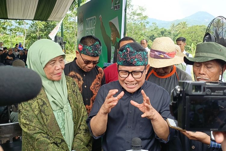 Cawapres Nomor Urut 1 Muhaimin Iskandar atau Cak Imin saat berjumpa dengan kelompok tani di Stadion Si Jalak Harupat, Kabupaten Bandung, Jawa Barat pada Rabu (3/1/2024)