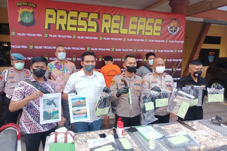 Polisi menggelar konferensi pers terkait dengan pengungkapan kasus pembacokan yang menyebabkan satu penghuni kos di Kebon Bawang, Tanjung Priok, Jakarta Utara di Polsek Tanjung Priok, Jumat (15/7/2022). 