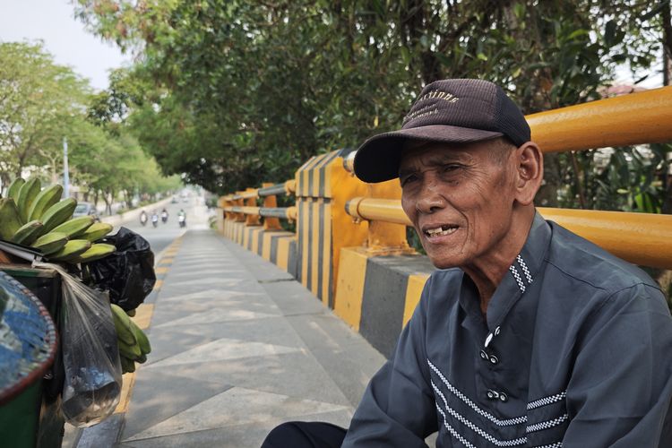 Perjuangan Kakek Hadi Kayuh Sepeda dan Menembus Asap Karhutla Samarinda demi Jualan Pisang