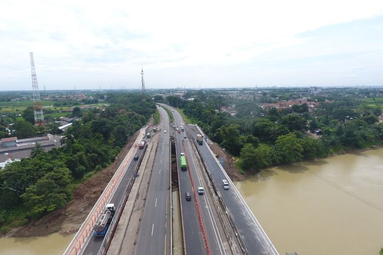 Dinding penahan tanah di KM 56 Tol Tangerang Merak ambrol menyebabkan bahu jalan ditutup. Jumat (5/5/2023).