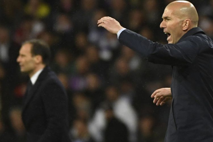 Ekspresi pelatih Real Madrid, Zinedine Zidane (kanan), saat memberikan arahan kepada para pemainnya dalam laga leg 2 perempat final Liga Champions 2017-2018 menghadapi Juventus di Stadion Santiago Bernabeu, Madrid, Spanyol, pada Rabu (11/4/2018).
