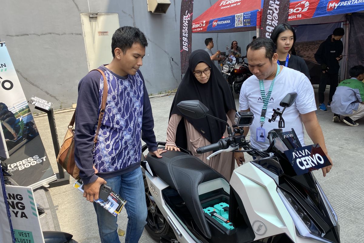 Pengunjung GIIAS 2023 mencoba test ride motor listrik Gratis