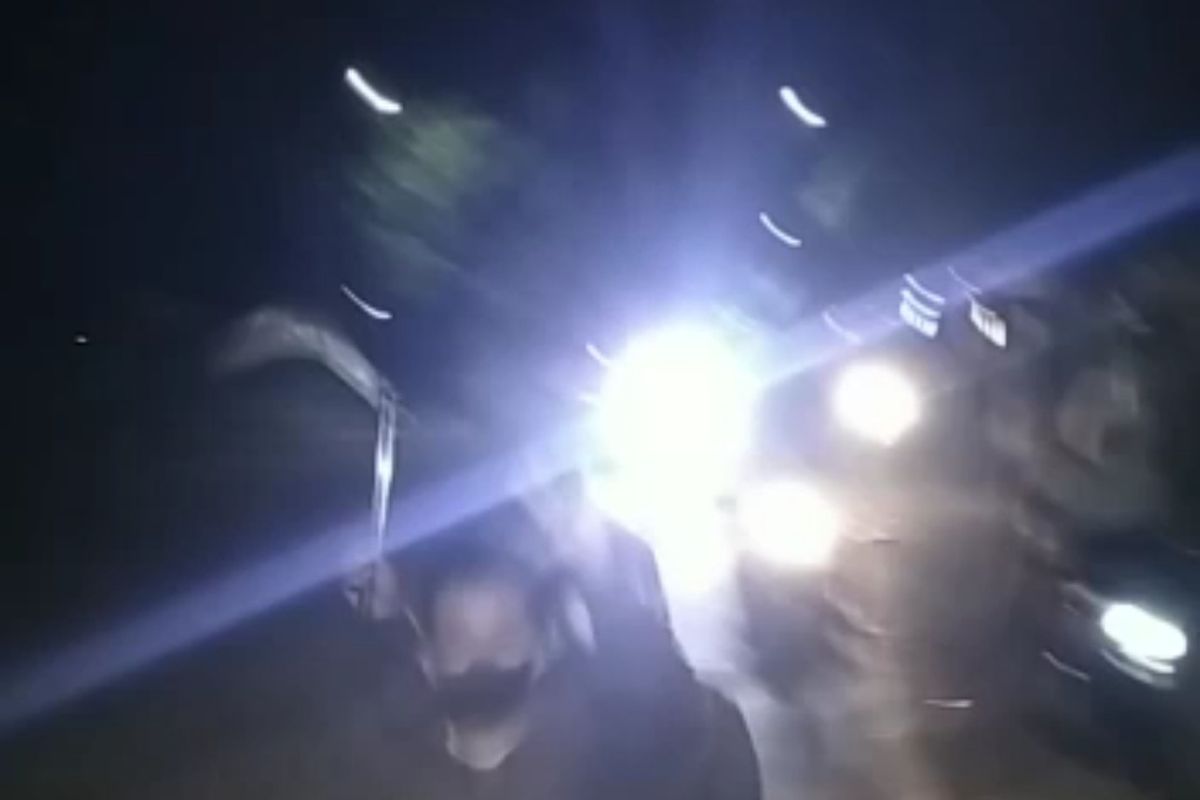 Gerombolan pengendara motor mengacung-acungkan celurit saat melintasi kawasan Simpang Lima Gumul, Kabupaten Kediri, Jawa Timur.