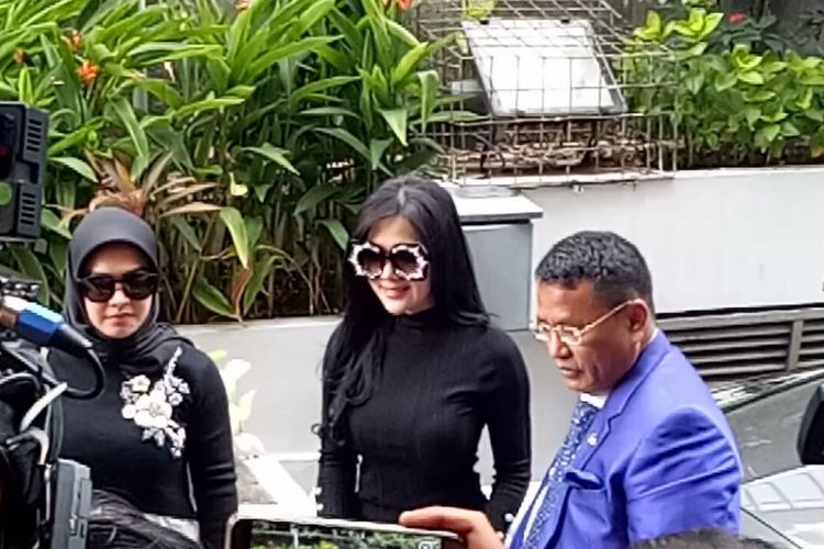 Syahrini bersama Hotman Paris Hutapea dan Aisyahrani tiba di Bareskrim Mabes Polri, Jalan Merdeka Timur, Jakarta Pusat, Rabu (27/9/2017).