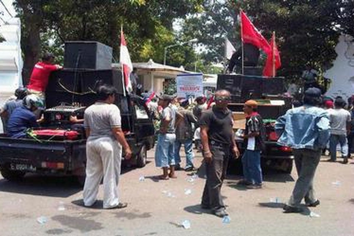 Puluhan orang yang menamakan dirinya Aksi Aliansi Rakyat Cirebon berdemo di depan Balai Kota Cirebon, Selasa (20/9/2011).