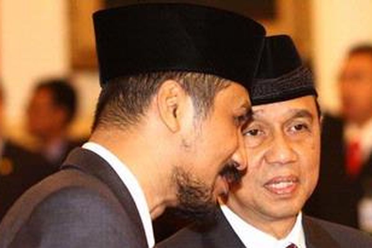 Ketua KPK Abraham Samad (kiri) berbincang dengan Ketua KPK lama, Busyro Muqoddas, sebelum acara pelantikan di Istana Negara, Jakarta Pusat, Jumat (16/12/2011).  
