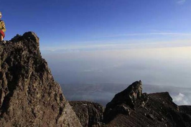 Bibir kawah di puncak Gunung Agung (3.142 mdpl), Bali, Kamis (6/10/2011). Gunung stratovolcano ini terakhir meletus dahsyat 1963 menelan korban jiwa 1.148 orang. 