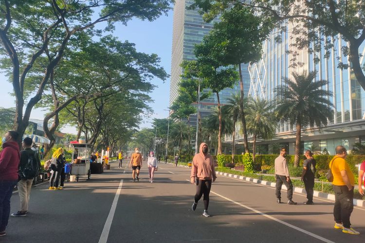 Situasi kawasan SCBD Sudirman, Jakarta yang menjadi lokasi kegiatan jalan sehat bersama Ketua Umum DPP Partai Golkar Airlangga Hartarto.